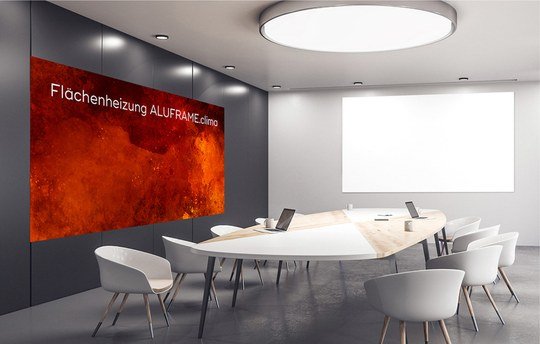 Besprechungsraum mit großformatiger ALUFRAME.clima-Flächenheizung an der Wand, Konferenztisch und Bestuhlung